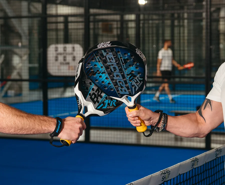 Raquettes Babolat tenues par des joueurs de padel à PadelShot