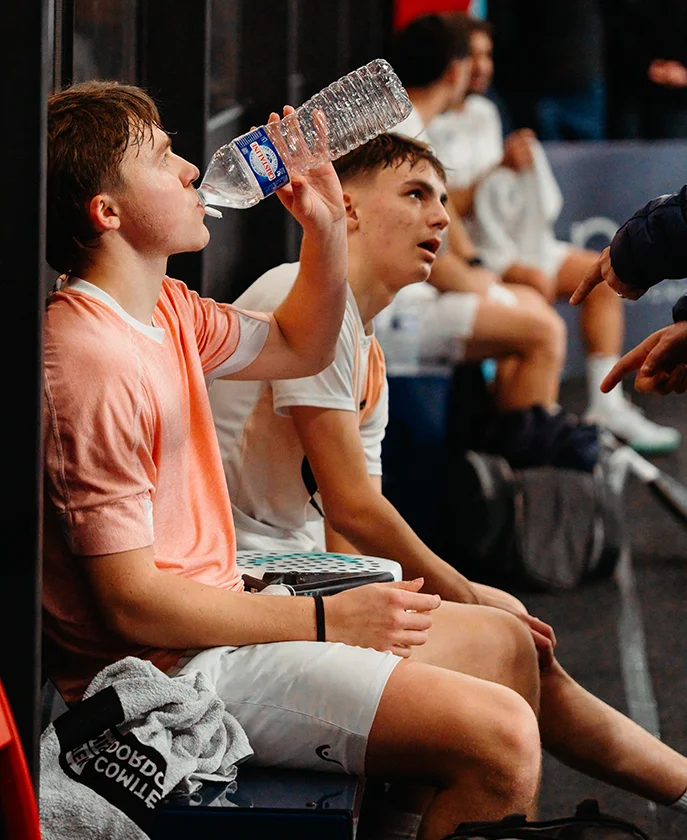 Joueurs de padel concentrés