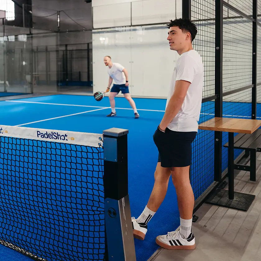 joueurs de padel en duo avec coach