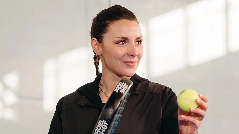 Femme prête à servir au padel