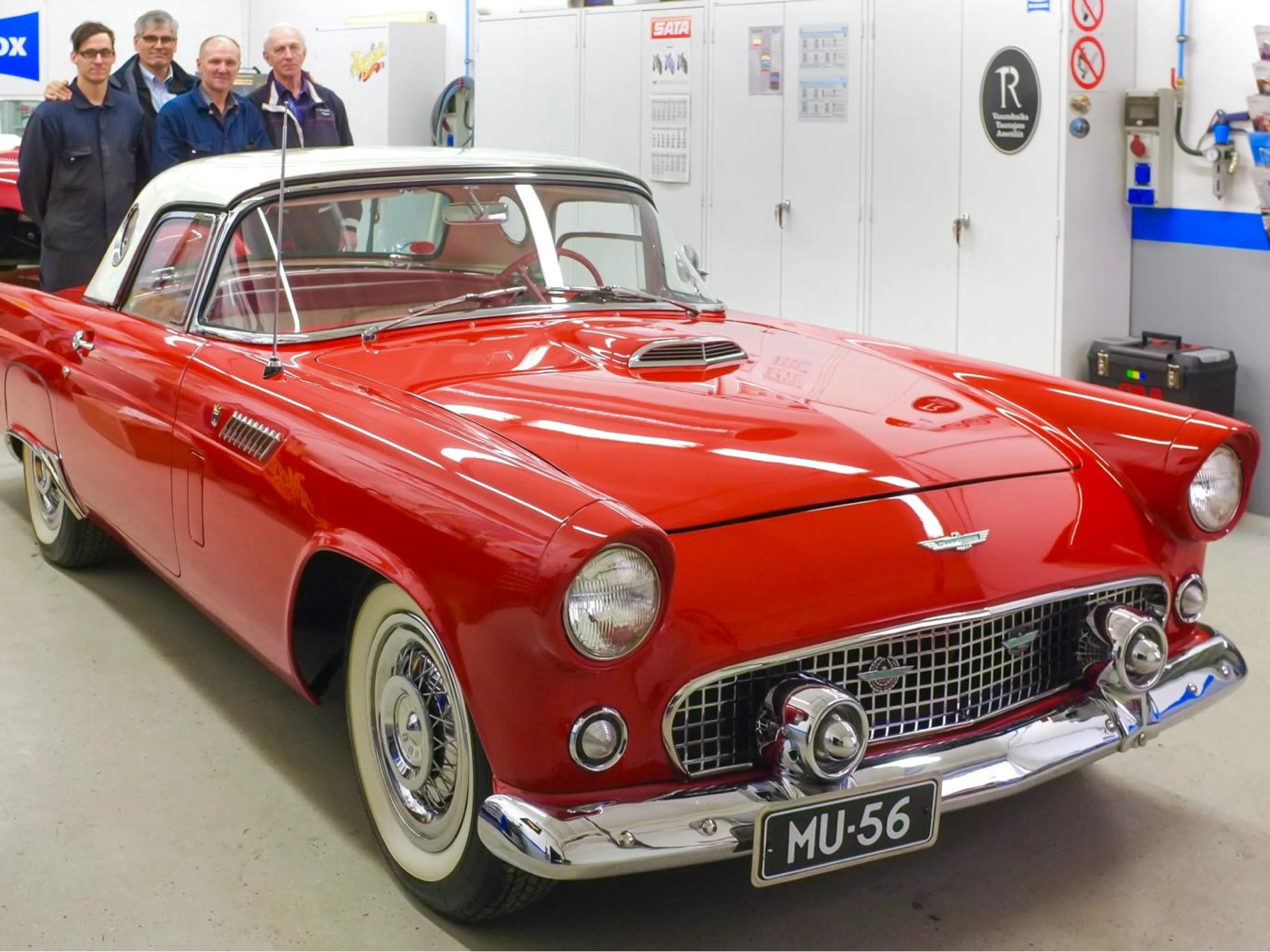 A picture of a Ford Thunderbird from 1955