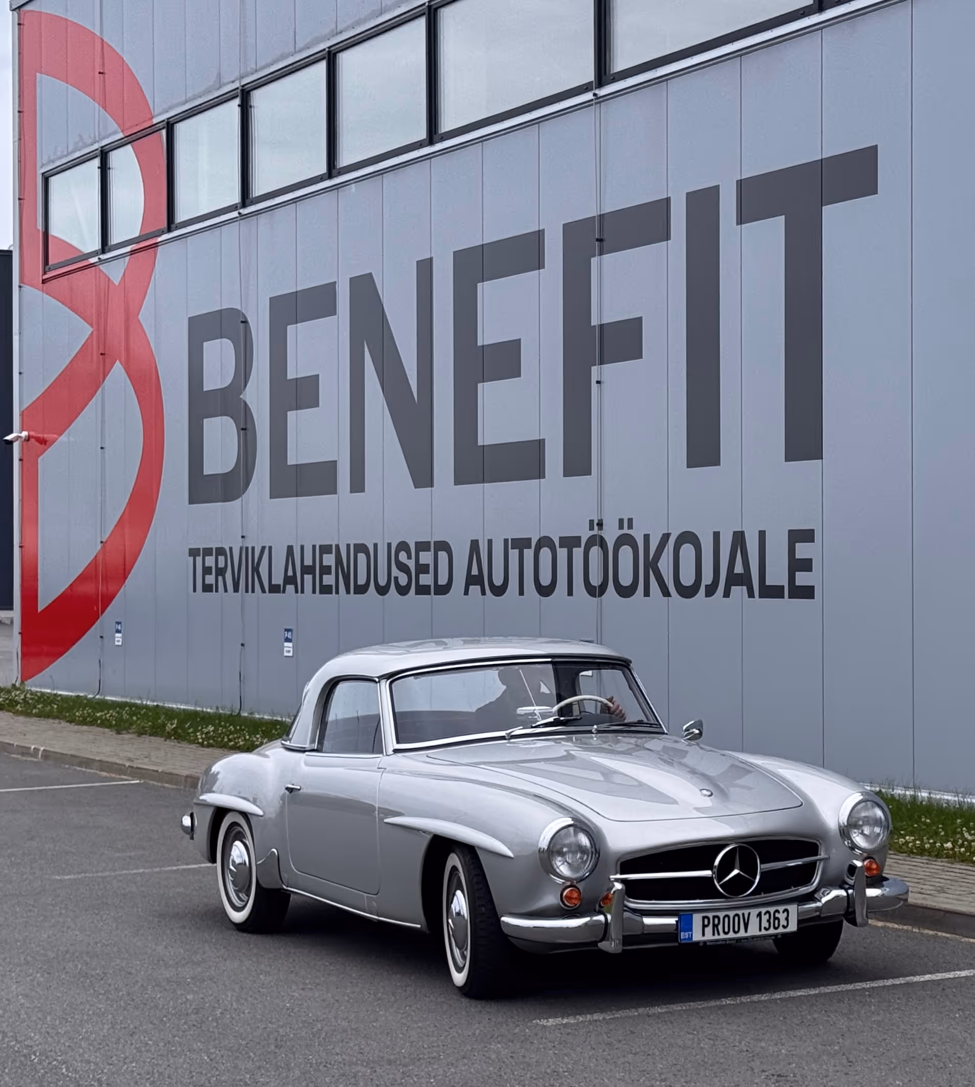 Mercedes-Benz 190SL in front of a house.