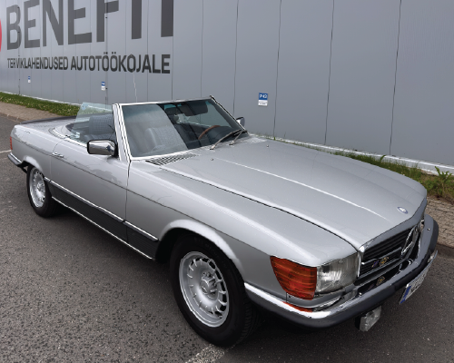 Mercedes-Benz 500SL in front of Benefit AS