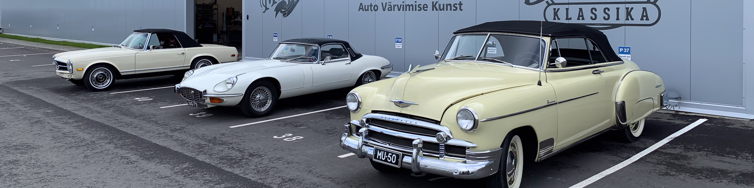 Chevrolet Styleline, Jaguar E-Type and Mercedes-Benz Pagoda in front of Benefit Autoklassika
