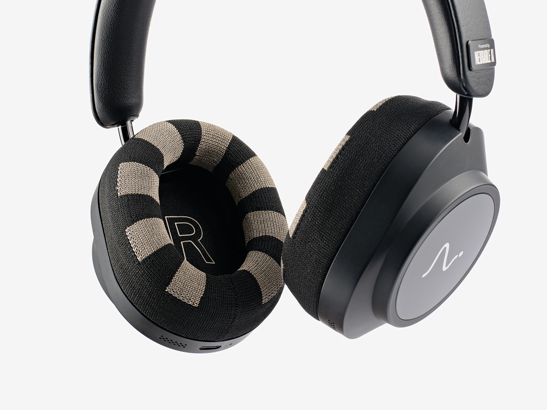 Neurable One ear pad with dry EEG sensors