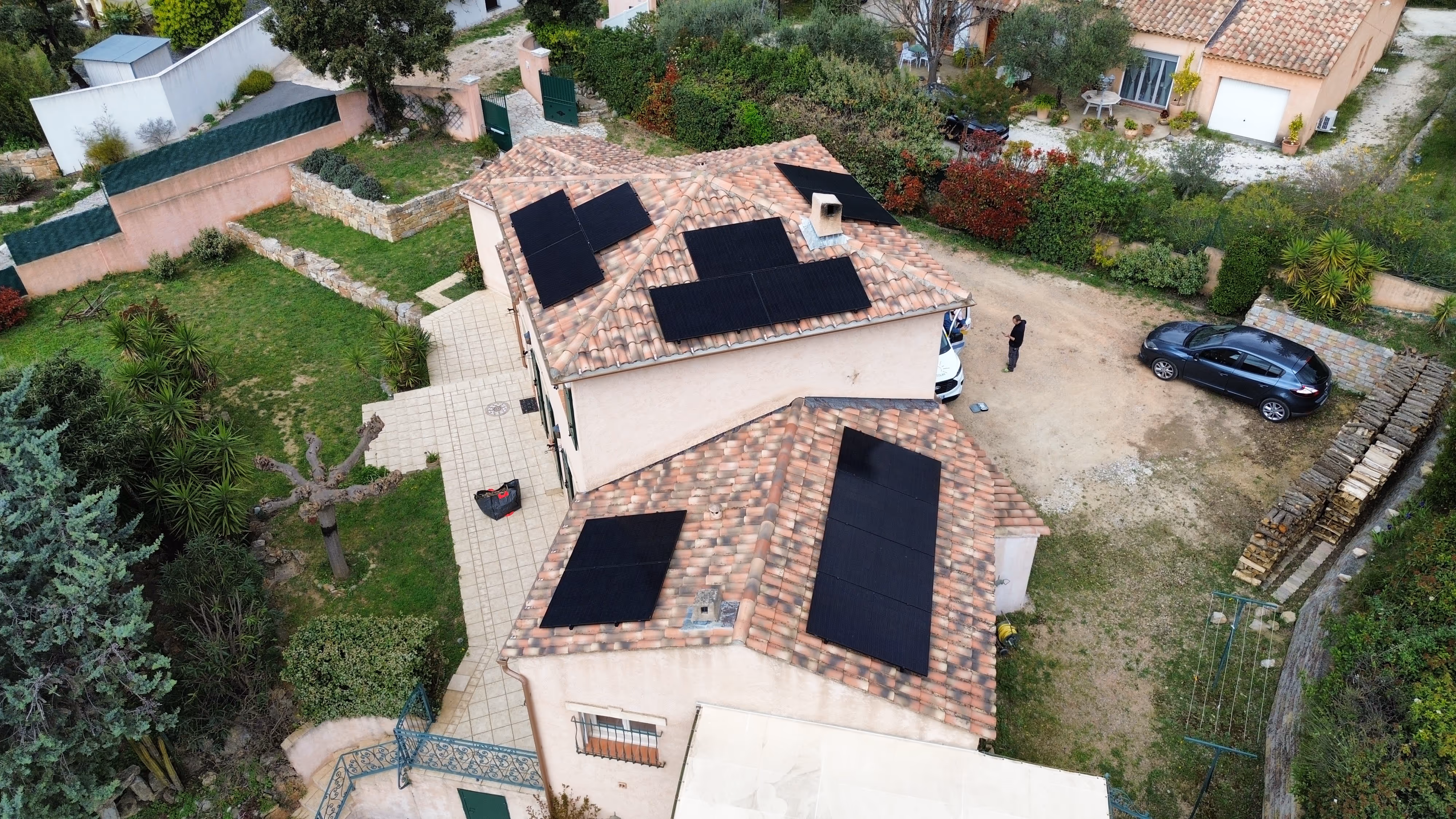 Installation photovoltaïque 6kwc Sollies Pont 5 pans APsystems et Dmegc
