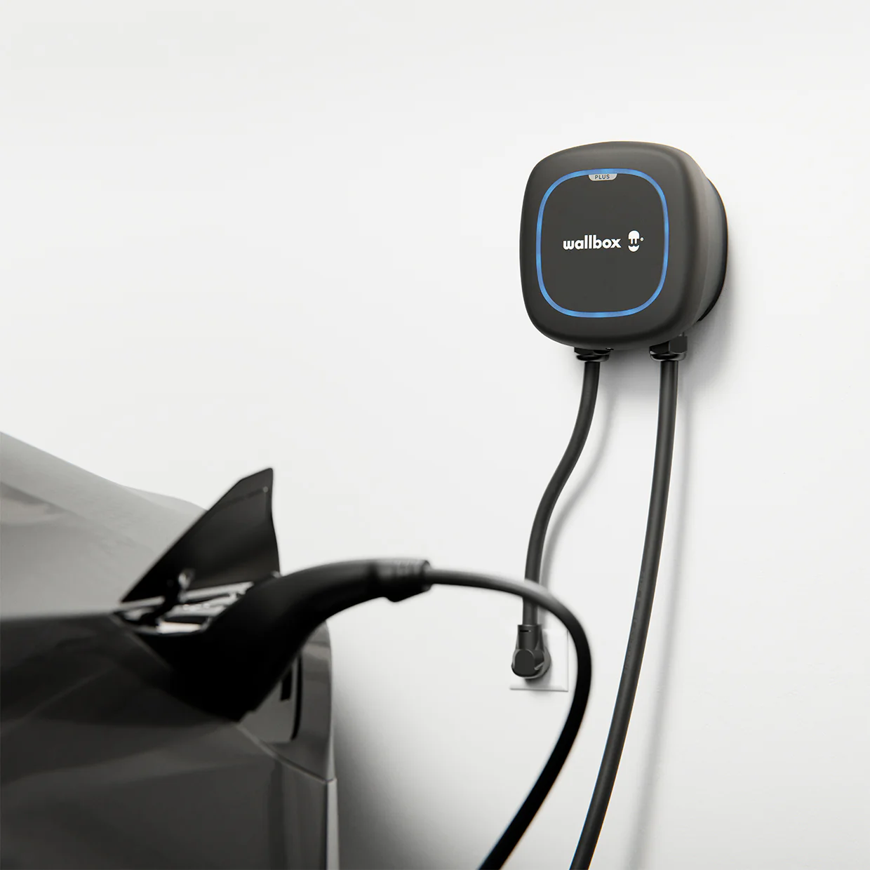 Borne triphasée Wallbox installée dans un garage