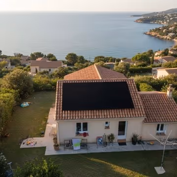 maison bord de mer avec vue mer et des panneaux solaires noirs dernière génération