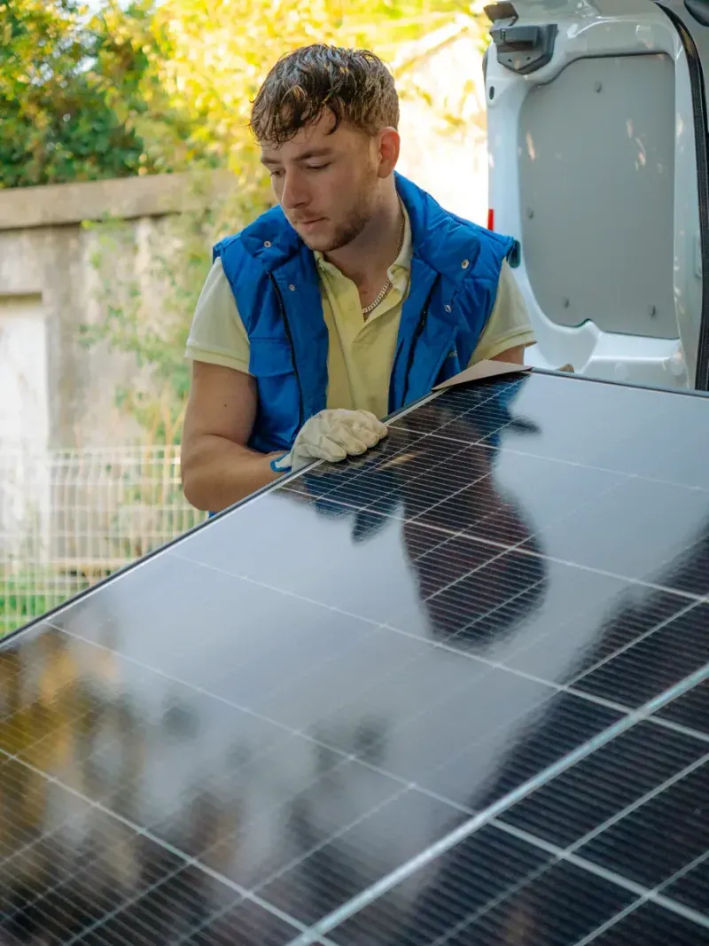 Installation photovoltaïque ADSolar — Préparation d'un panneau avant la pose