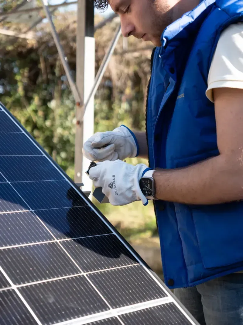 Installation photovoltaïque ADSolar — Fixation des panneaux sur la structure