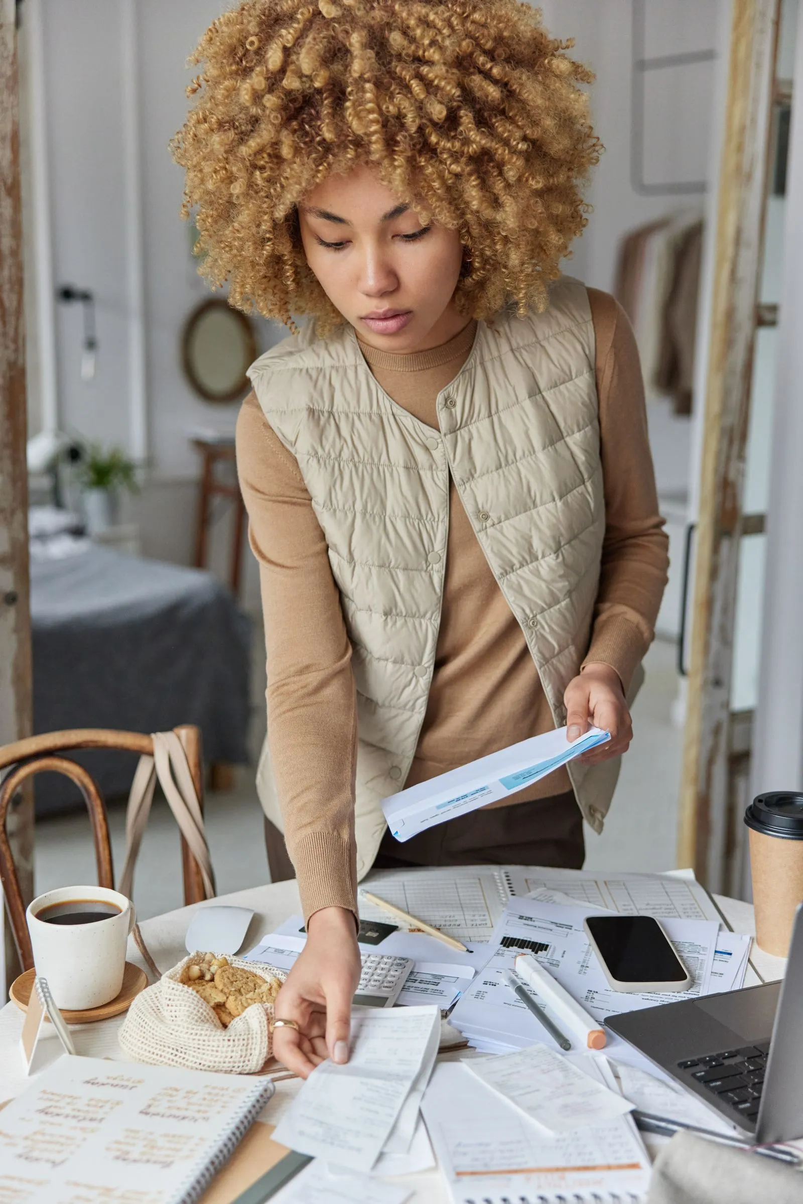 Finance team discussing reports – Tina Worrell CPA supports Houston-area small businesses with accounting, tax planning, bookkeeping, and QuickBooks ProAdvisor services.
