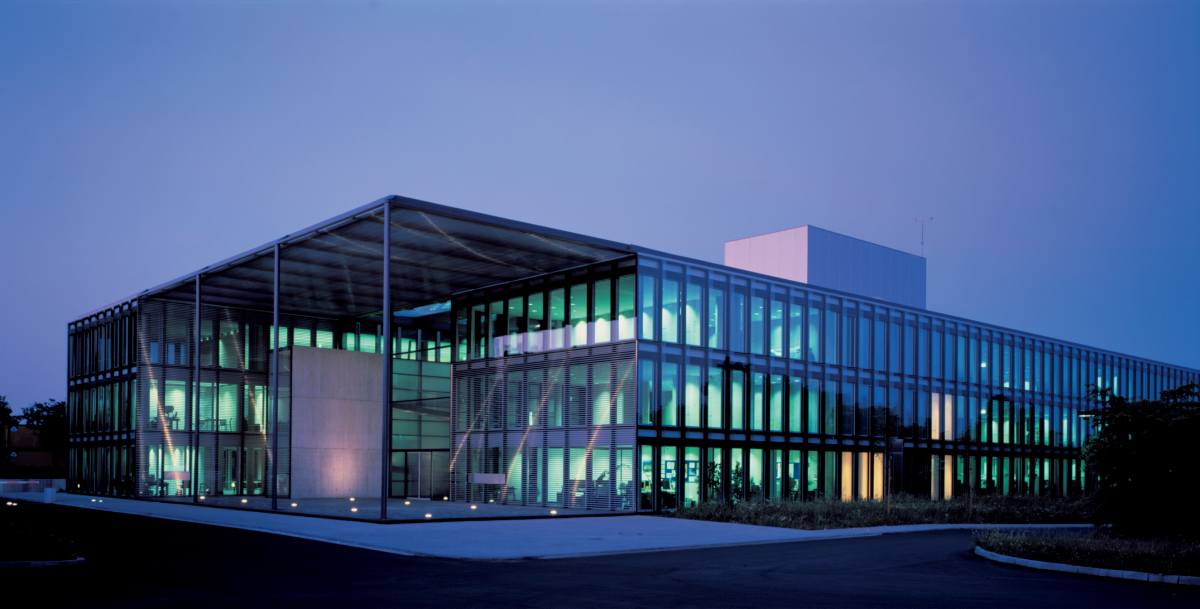 Self-explanatory: The Braun headquarters in Kronberg, designed by schneider+schumacher, leaves no doubt as to where the entrance is. © Jörg Hempel