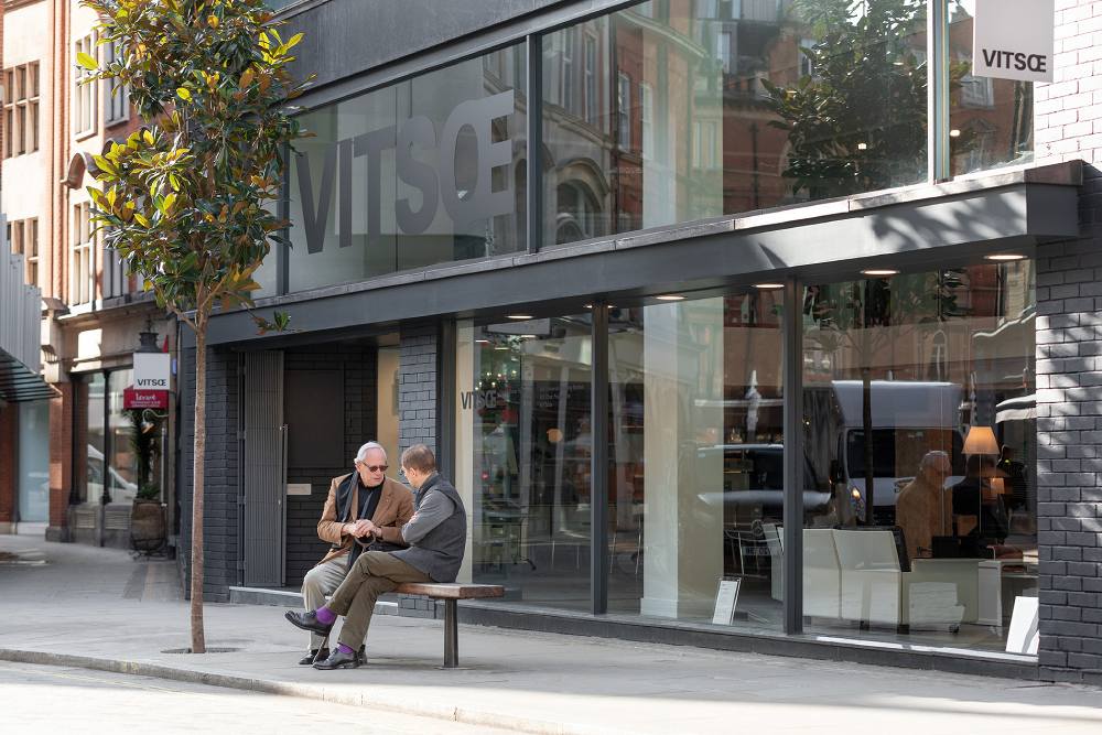 A team with a long history: Dieter Rams and Mark Adams in conversation outside the Vitsœ shop in London, 2019. © Vitsœ