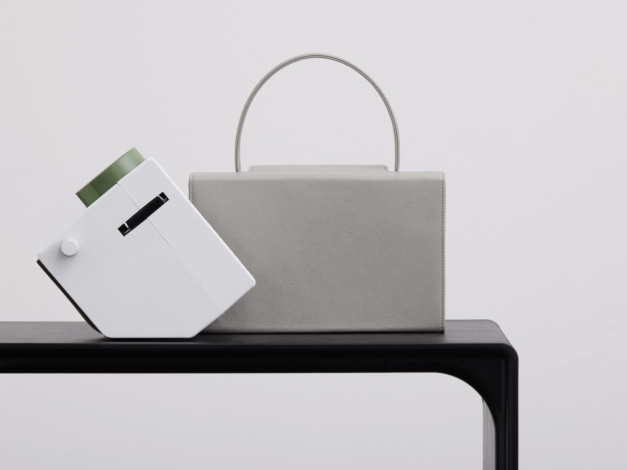 The 931 bag was origi­nally a private design by Dieter Rams, inten­ded as a “homage and declaration of love” (Rams quote) to his wife Ingeborg. It is not uncommon for TSATSAS to present the 931 together with Braun and Vitsœ pro­ducts designed by Rams. Photo: Gerhardt Kellermann © TSATSAS