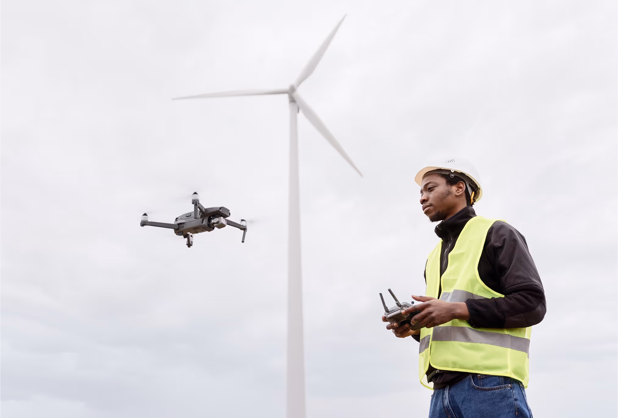 Man flying drone | svarmi