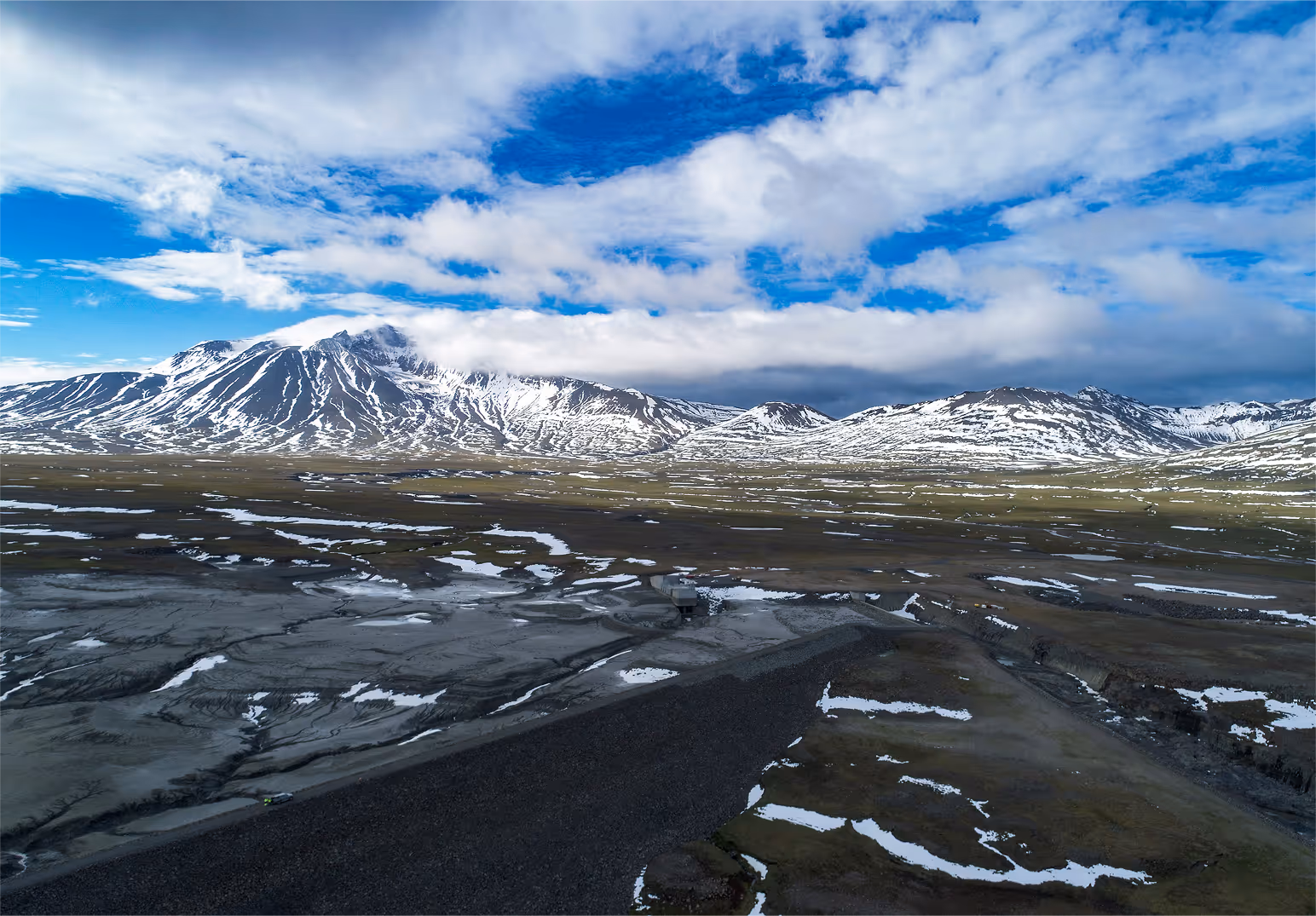 Image shot of Mountains and Land | Svarmi