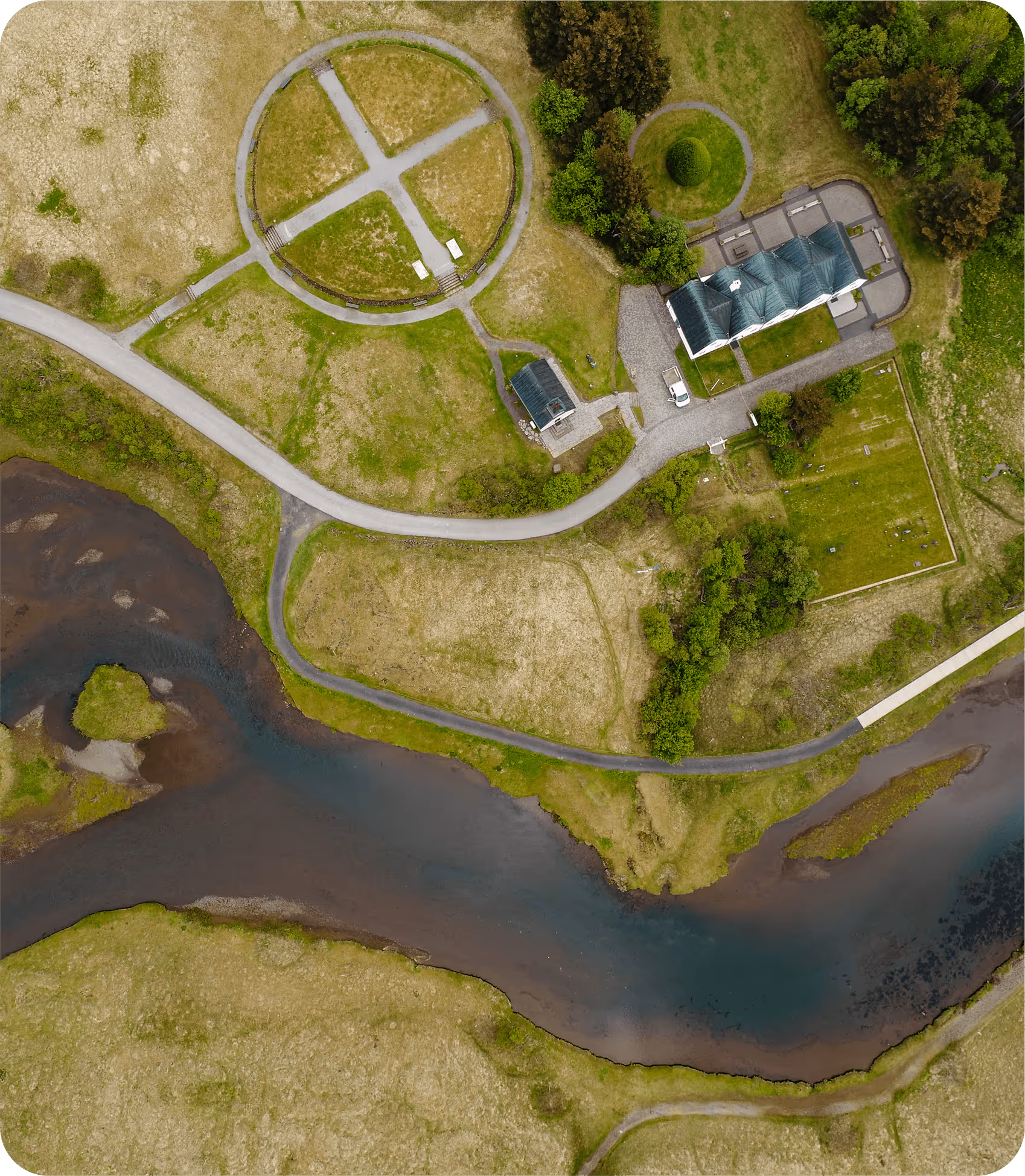 Aerial shot of landmass | Svarmi