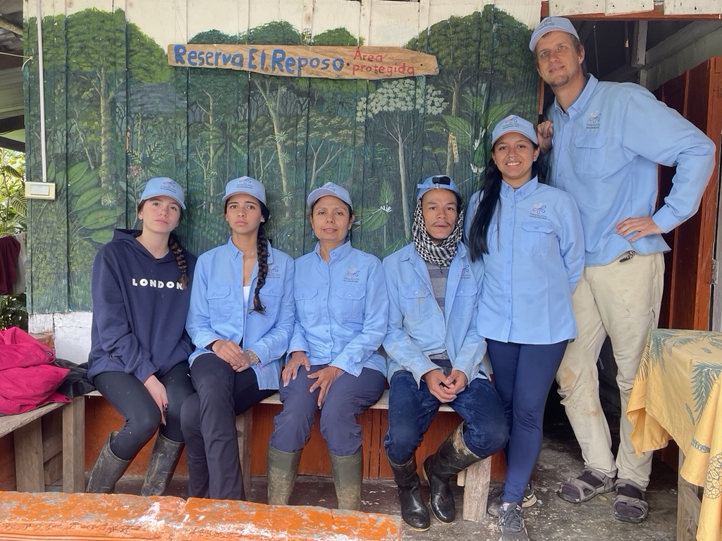 Fundación Magnolios field team at the El Reposo protected-area station