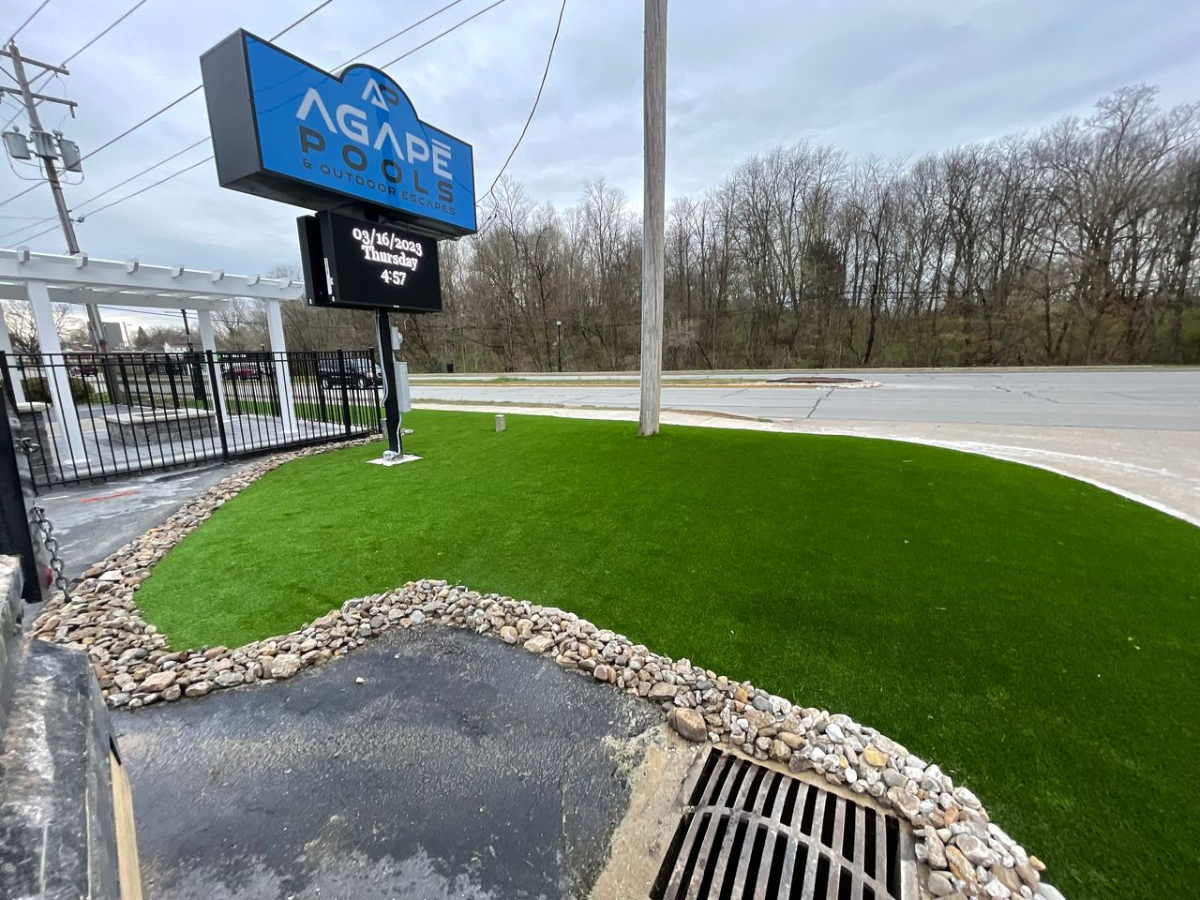 Artificial putting greens