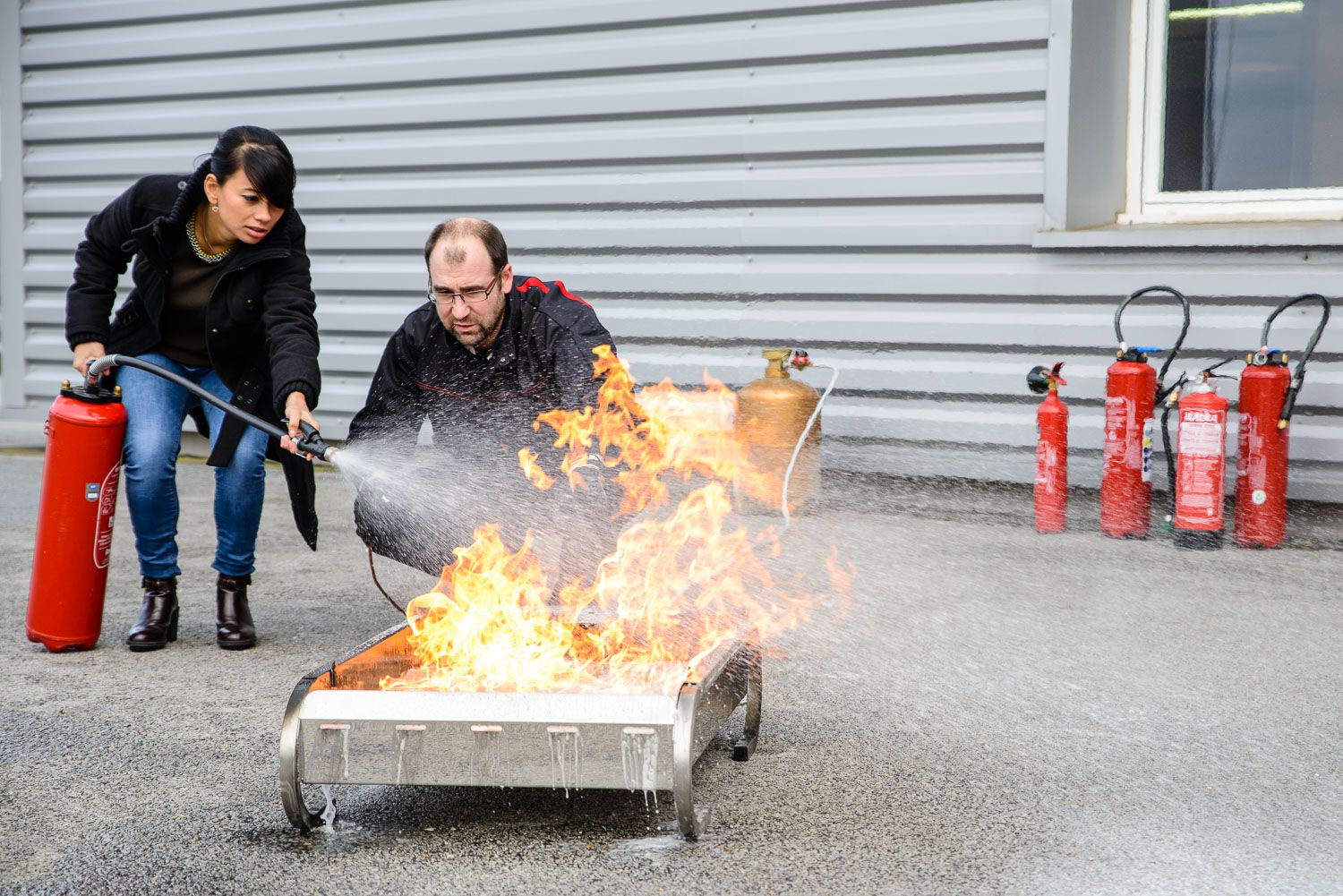 Formation sécurité incendie avec extincteur et générateur de flammes