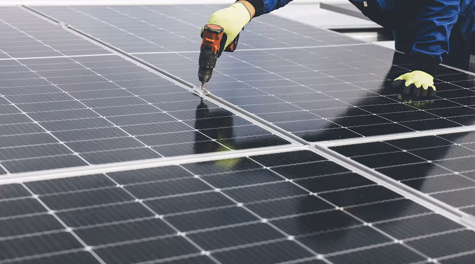 a worker is trying to install the solar pannel