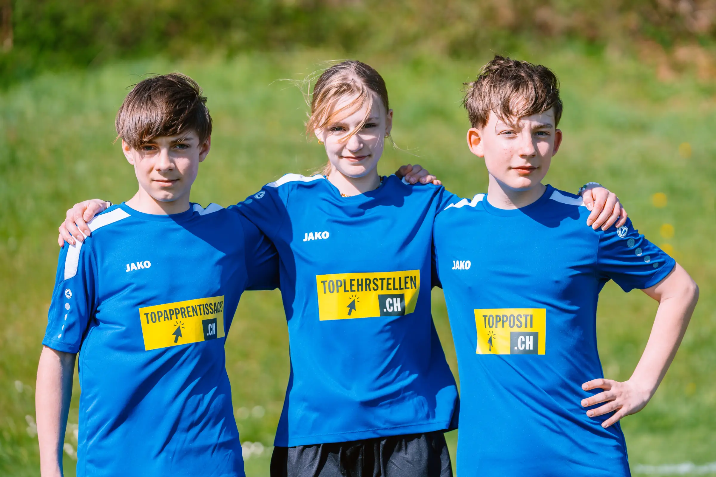 toplehrstellen.ch – da, wo auch du bist! Junge Fussballspielerinnen im toplehrstellen.ch Trikot