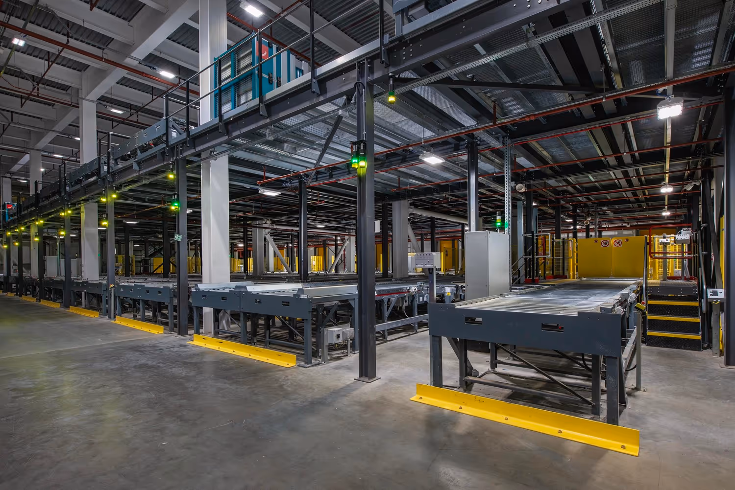 A large warehouse with a conveyor belt in the middle of it.