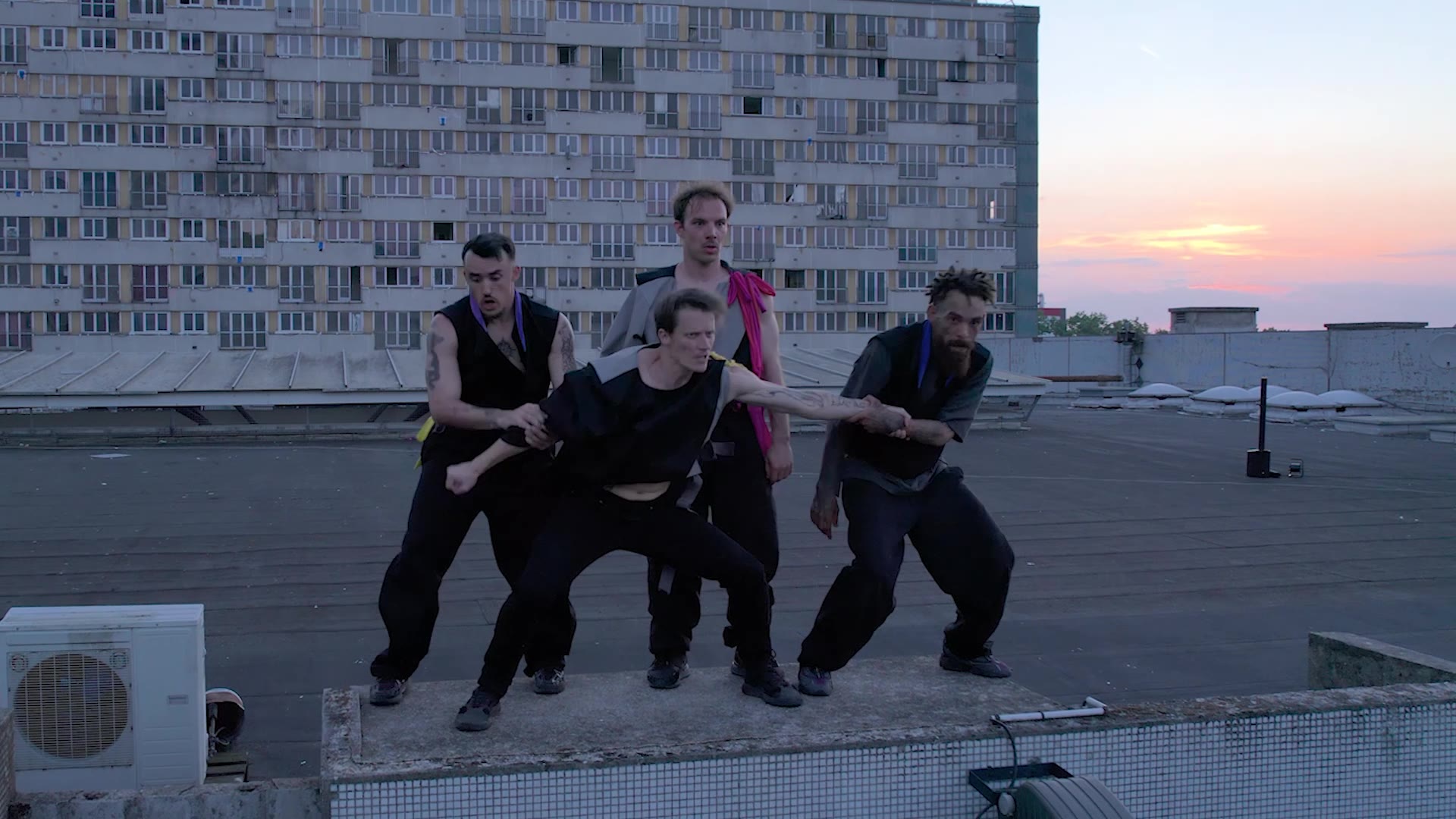 Danseurs de HU.MAINS sur un toit au coucher du soleil
