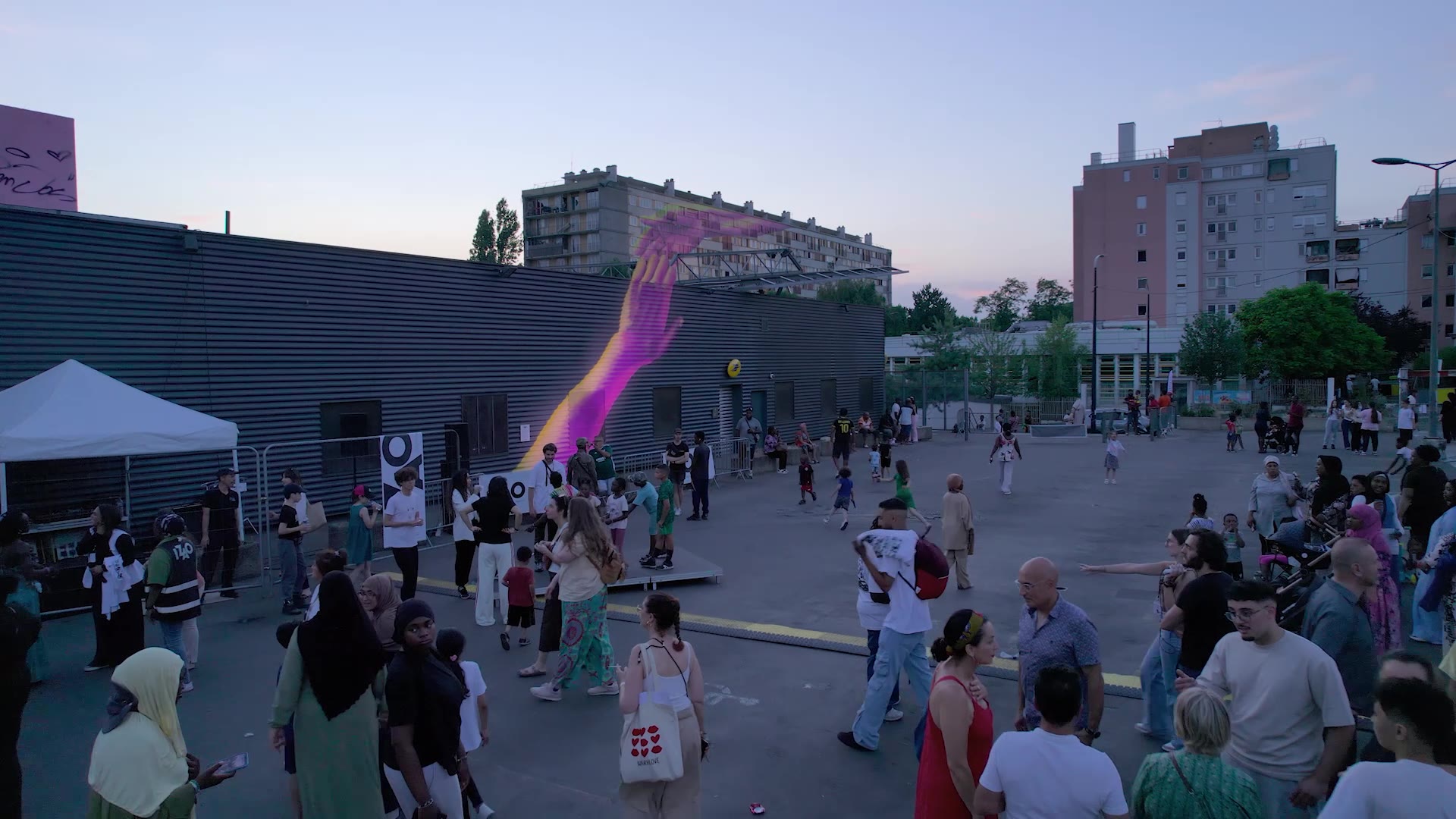 Public rassemblé autour de la performance HU.MAINS
