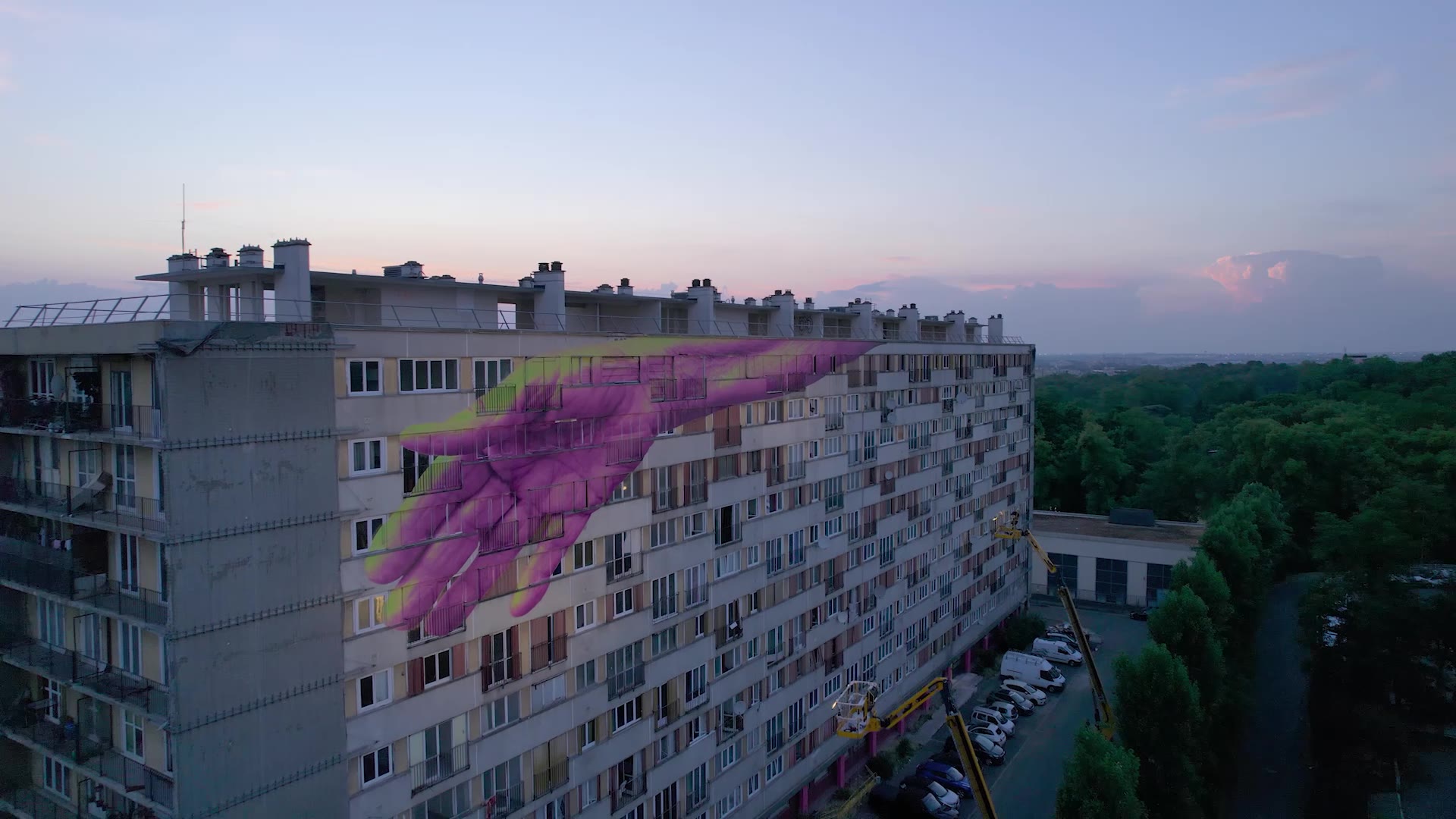 Vue aérienne de la fresque de la main sur une barre d'immeuble du Chêne Pointu