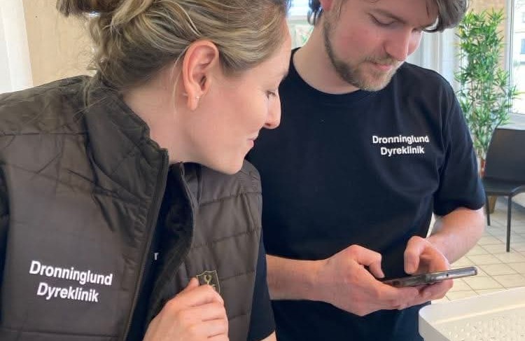 Dyrlægerne Mia og Christopher svarer telefonen i dyreklinikken i Dronninglund