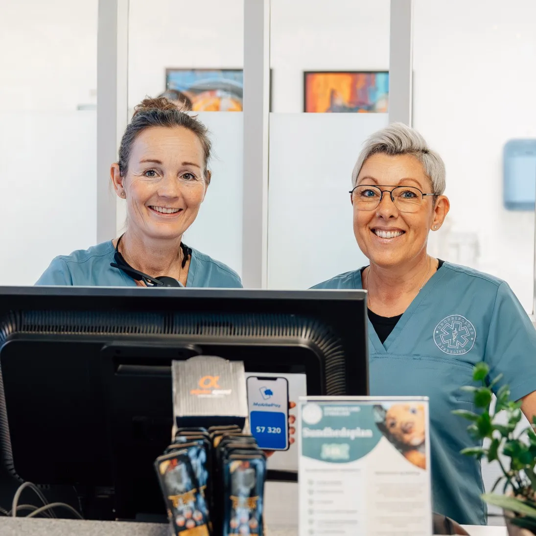 Tine og Heidi passer receptionen i Dronnnglund Dyreklinik