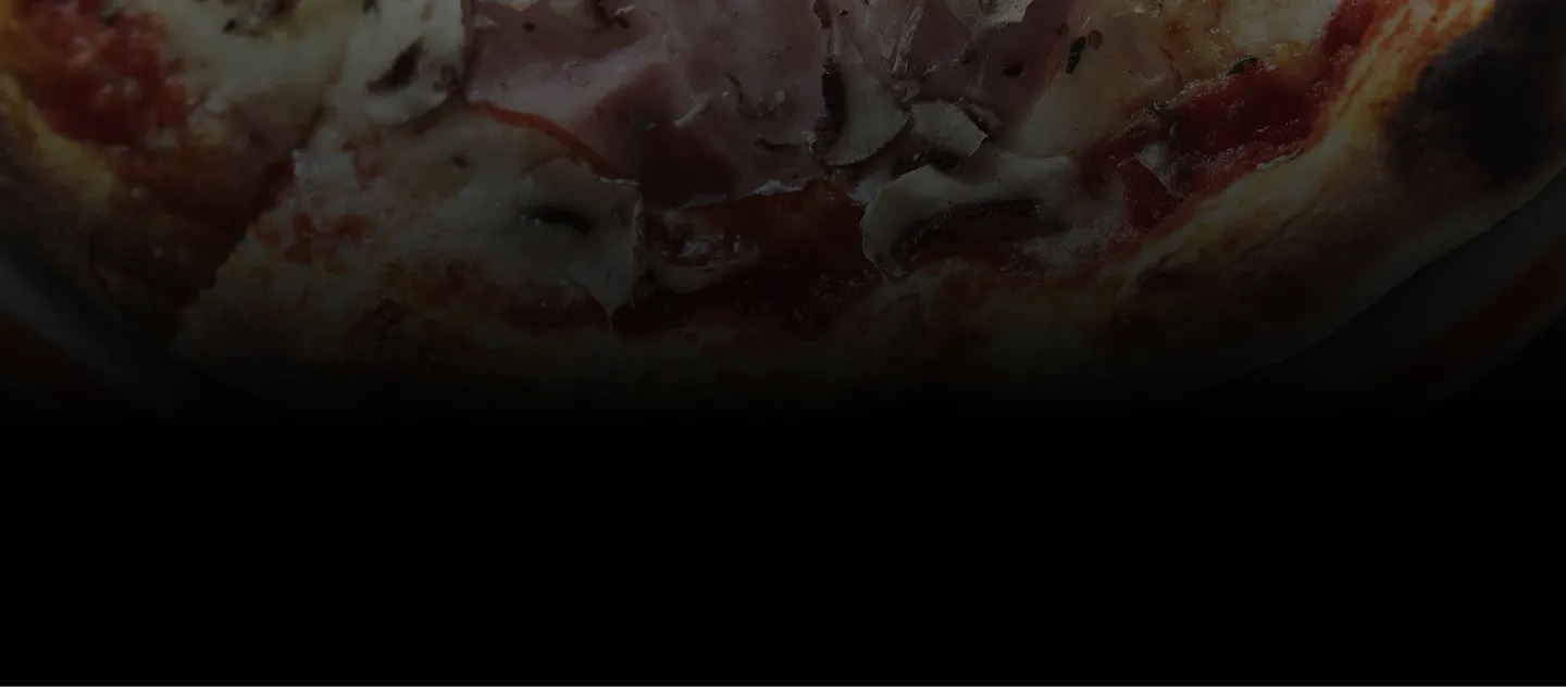 Uveličan izgled kaprićoze pizze (pice) iz Picerije Lav
