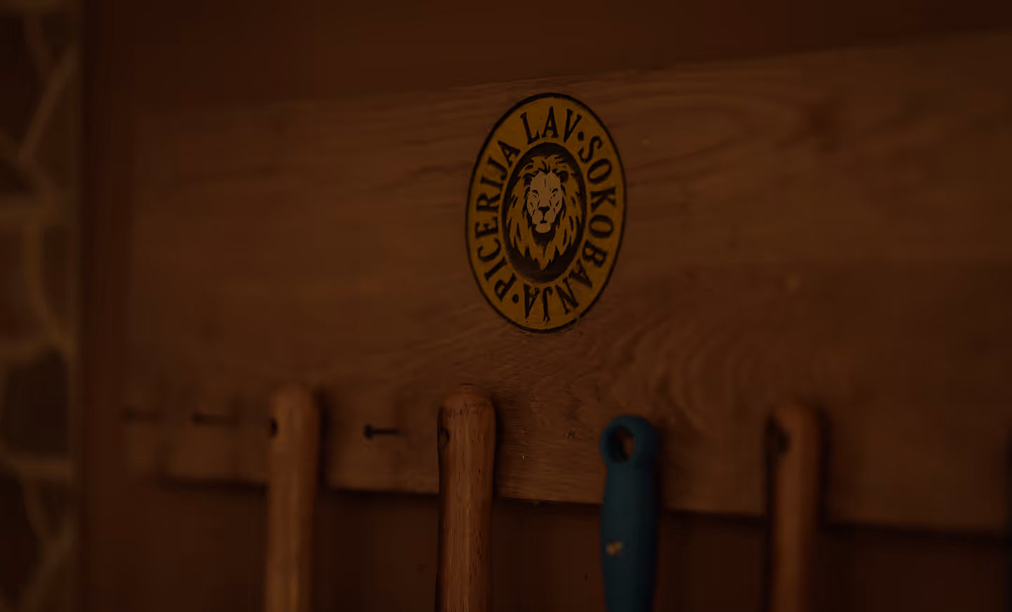 Logo Picerije Lav i lopate za pizzu (picu) 