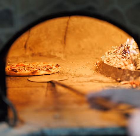 Lav pizza (pica) se peče u peći na drva
