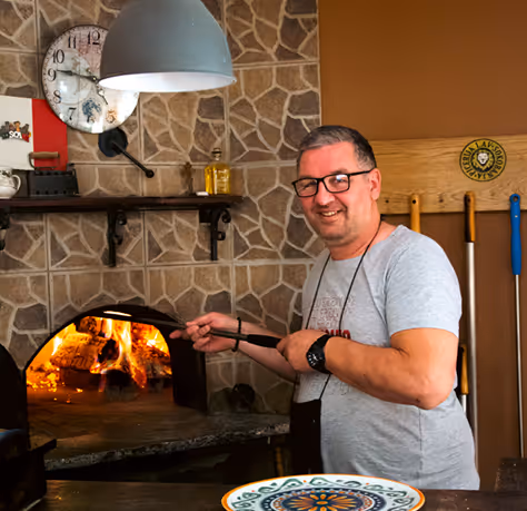 Vlasnik Picerije Lav Miloš Nikolić Đaša peče picu (pizzu)