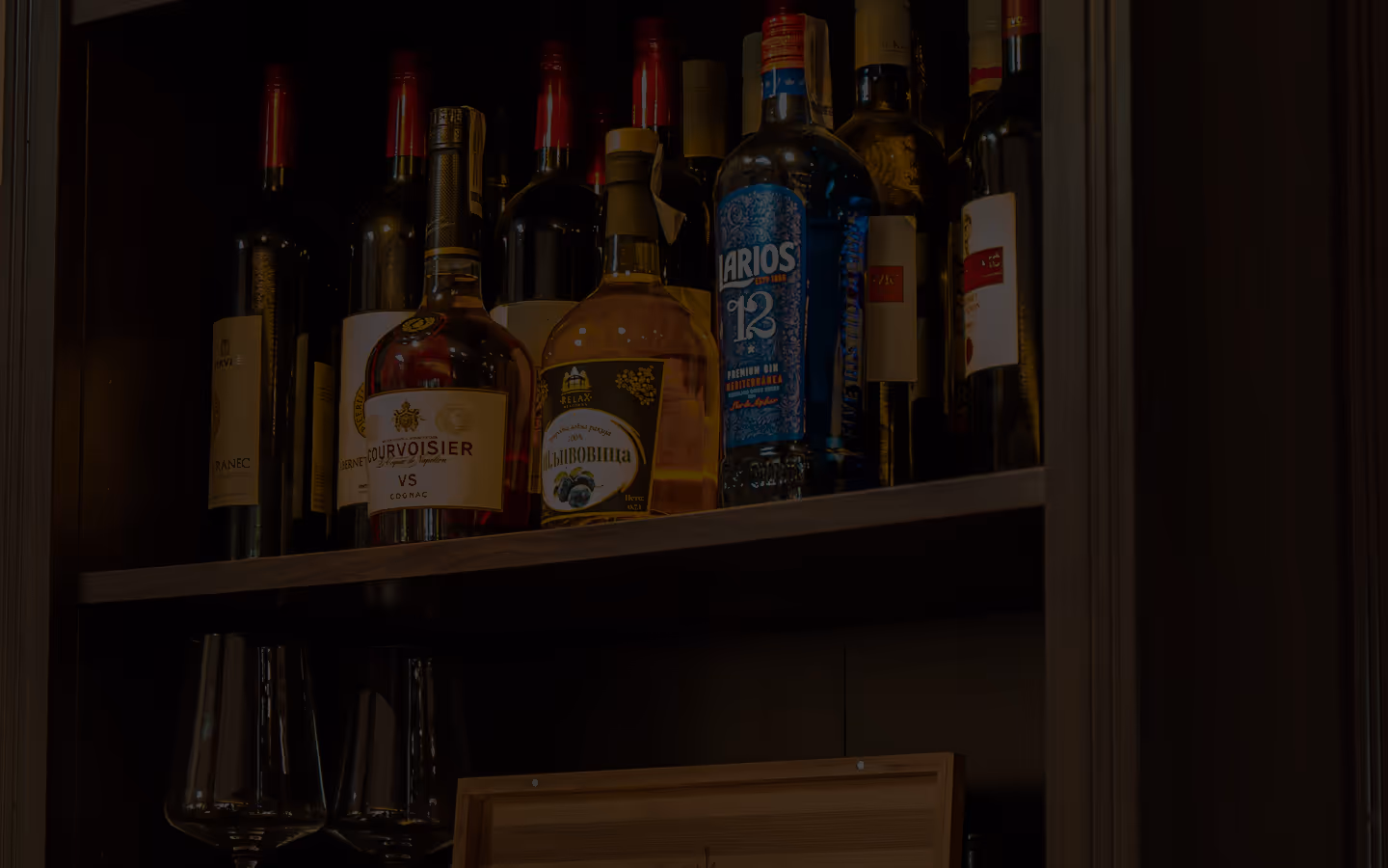 Polica sa raznim alkoholnim pićima