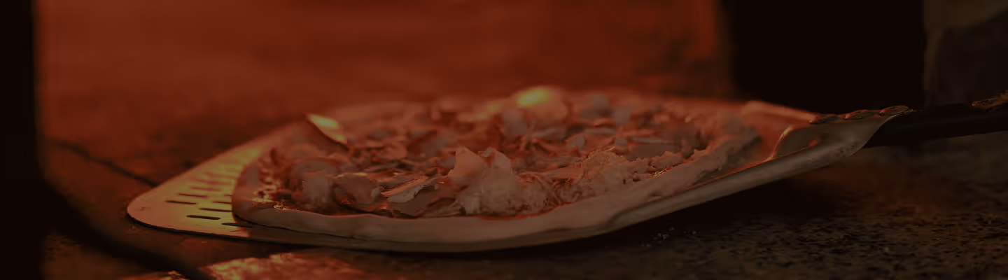 Pizza (pica) ulazi u peć na drva