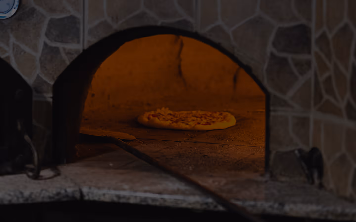 Pizza (pica) koja se peče u peći na drva