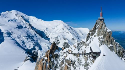 Une photo de la gare du Midi au pied du Mont-Blanc