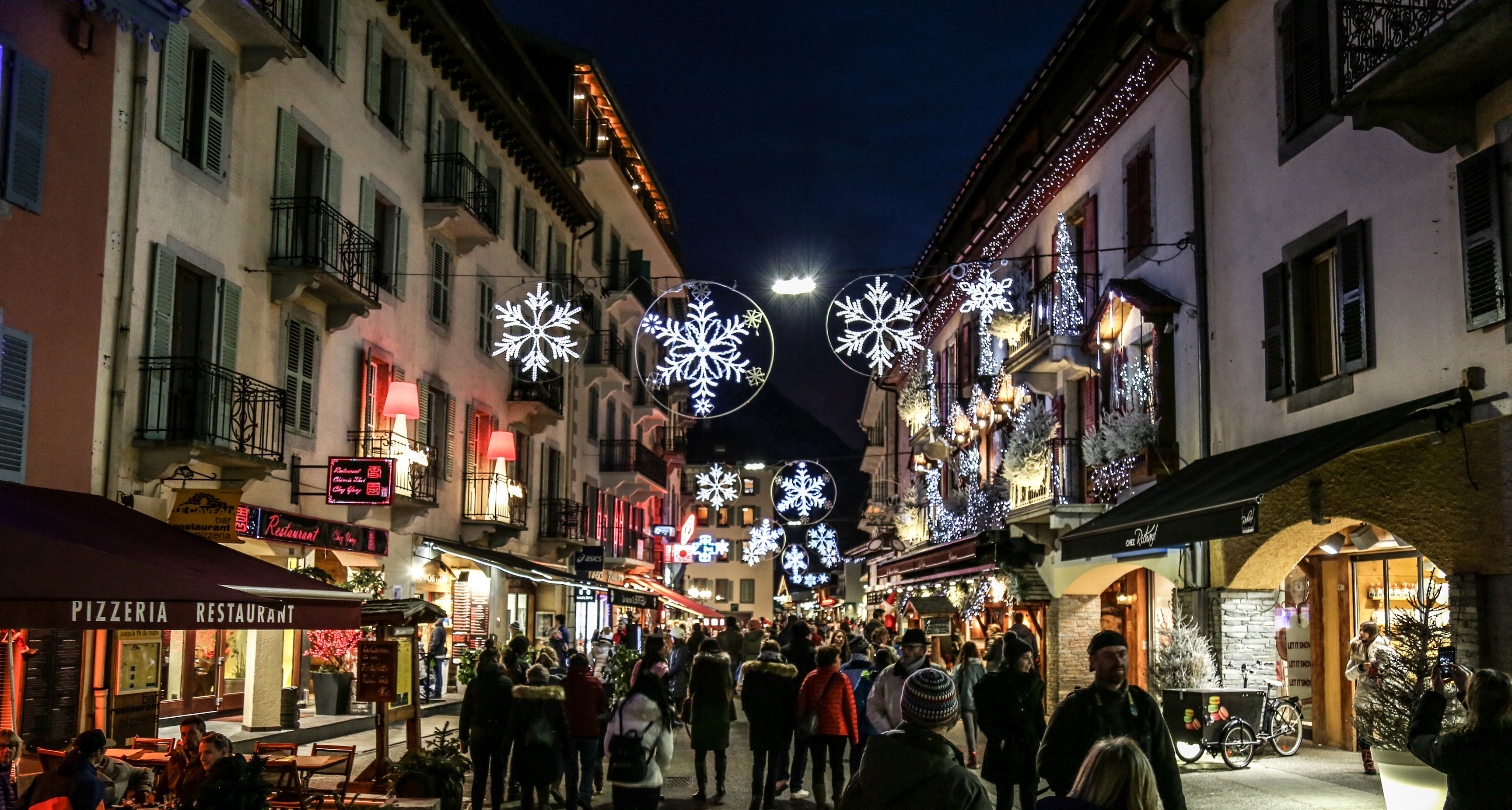 Une photo d'hiver dans la ville de Chamonix