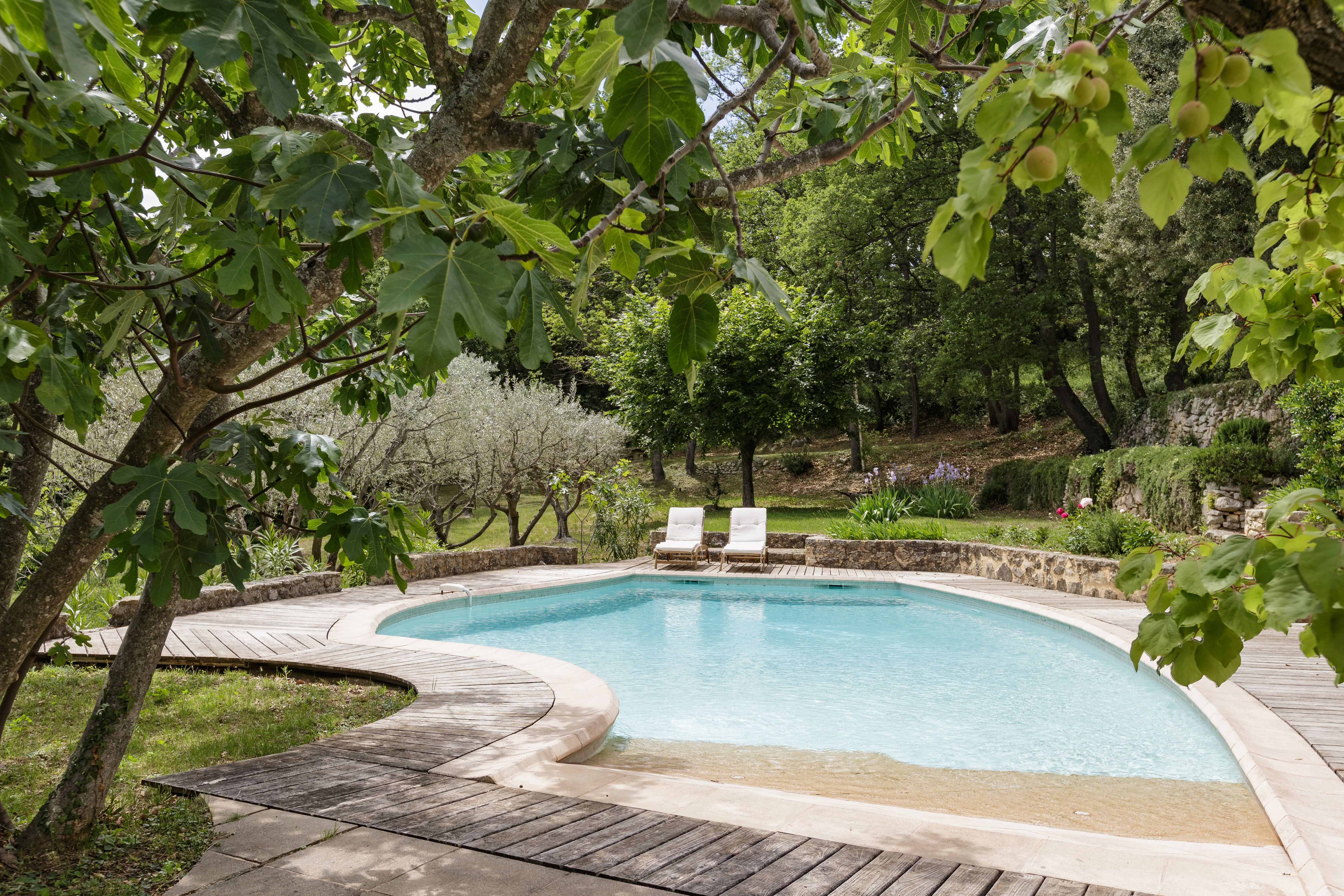 Vue rapprochée de La Colline par drone