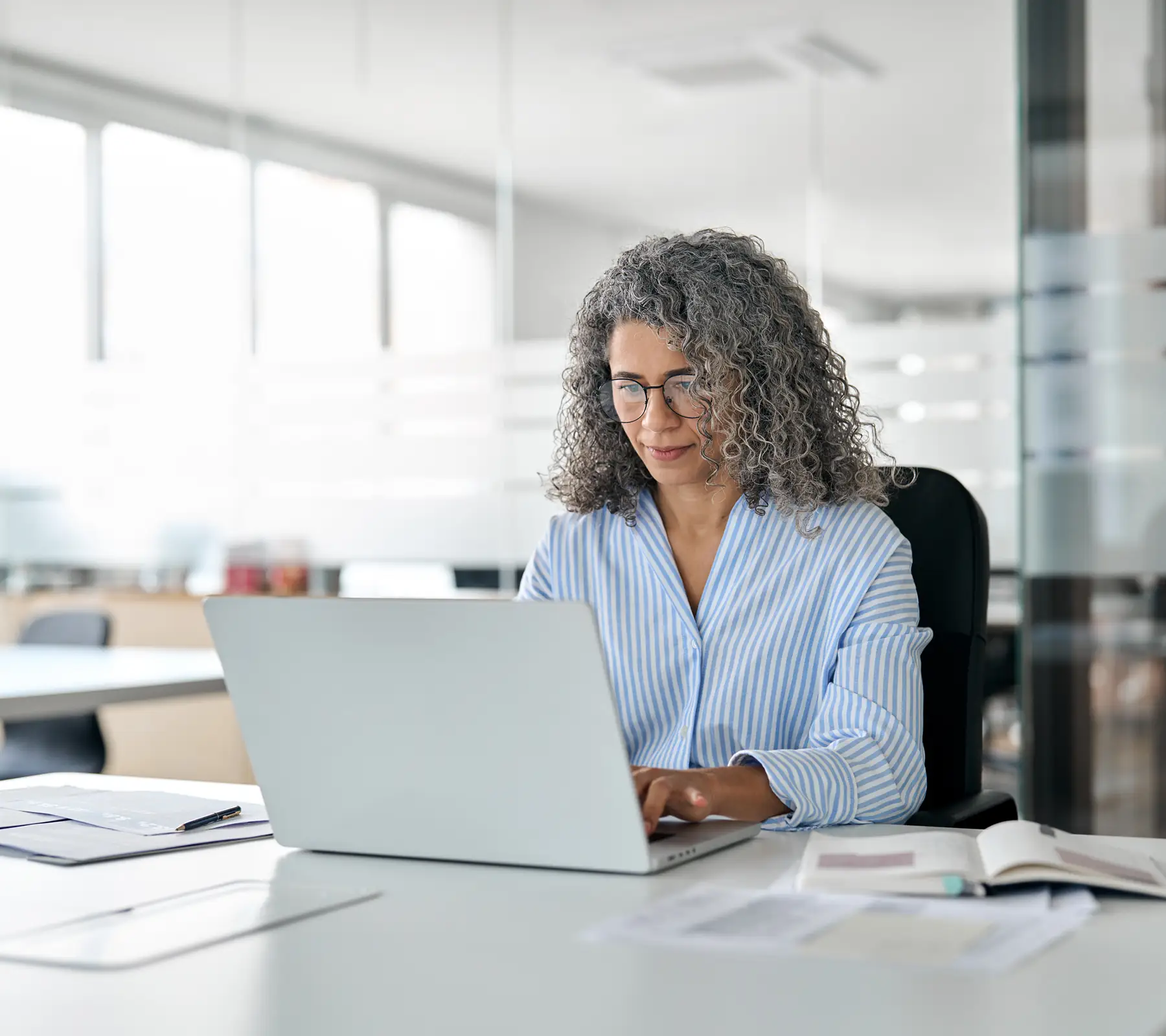 Consultante travaillant sur laptop pour la direction administrative et financière