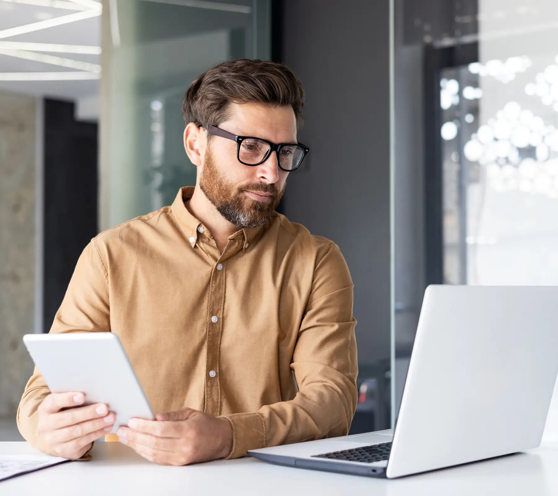 Dirigeant travaillant sur laptop pour optimiser l'organisation et la DAF