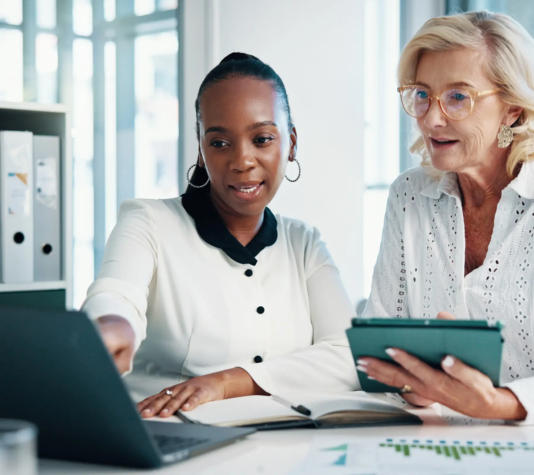Deux professionnelles analysant des données et KPIs