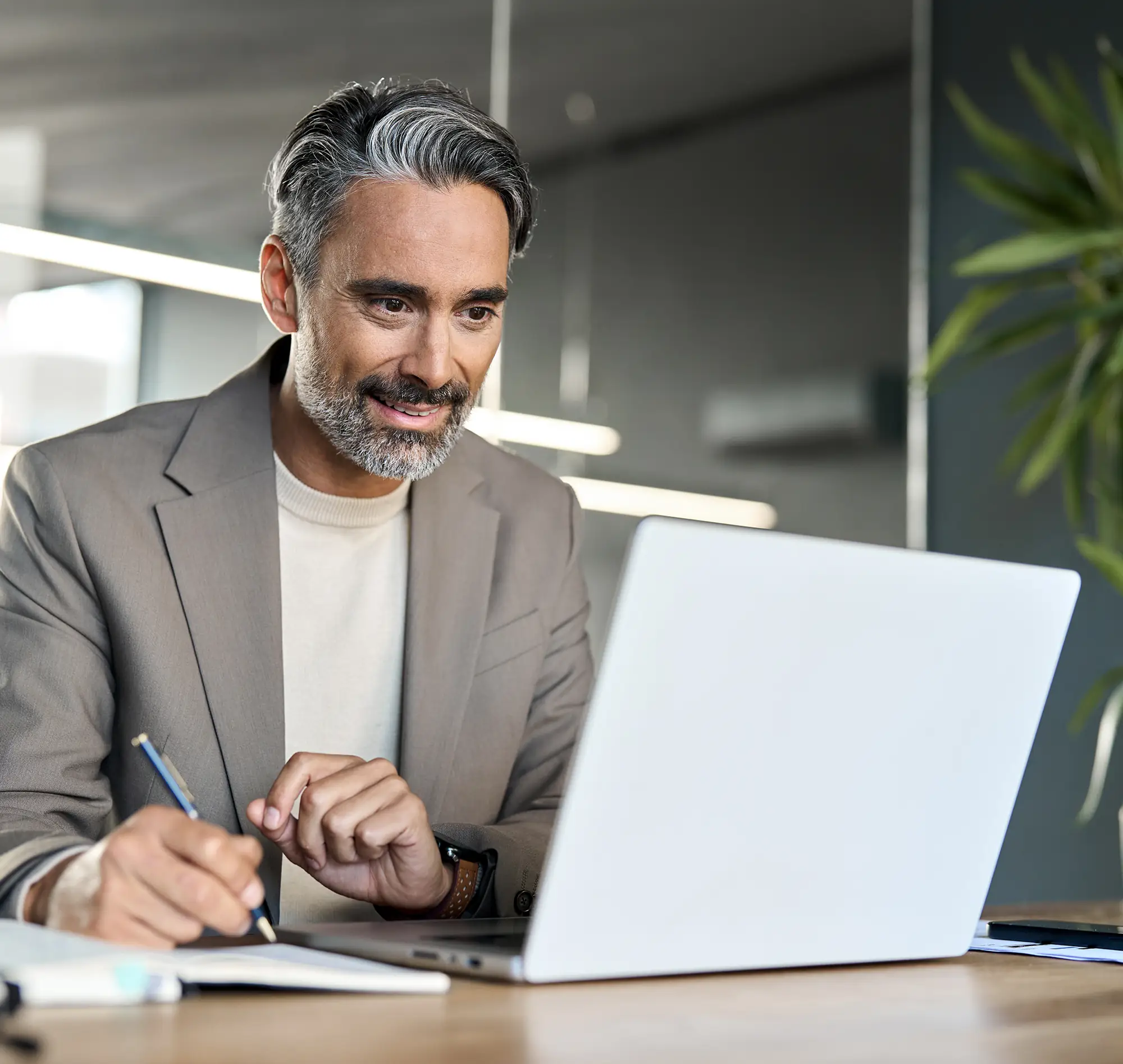 Dirigeant au laptop présentant l'approche DAF externalisée de l'entreprise