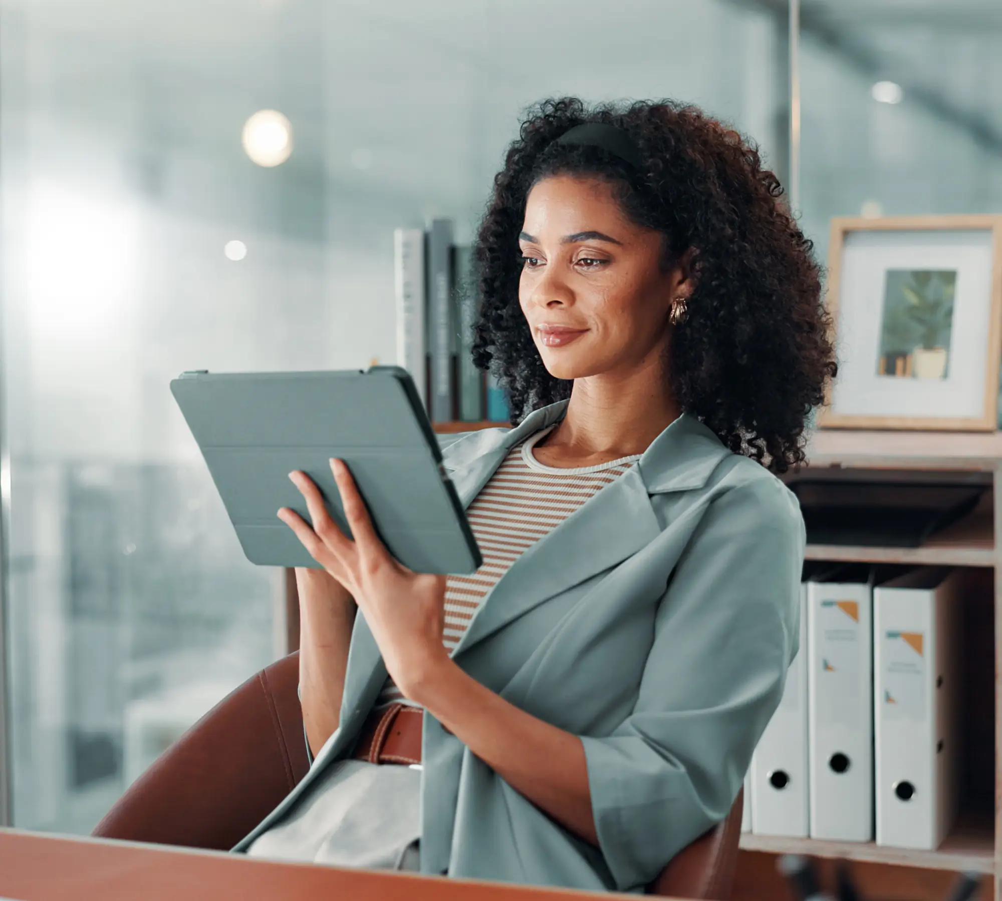 Dirigeant travaillant sur sa stratégie de communication digitale
