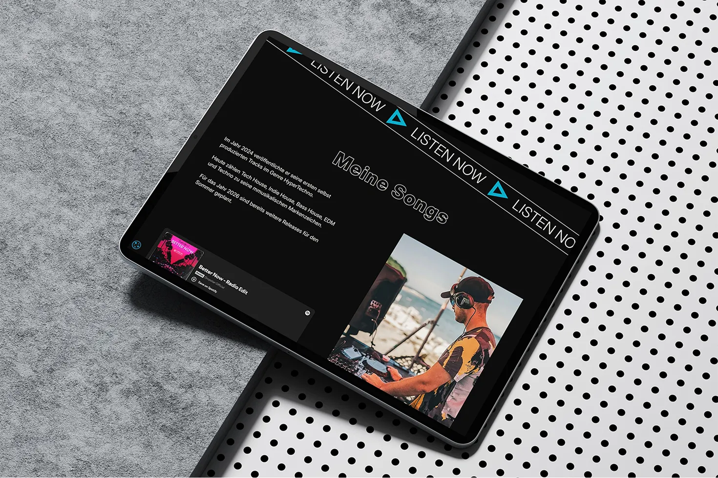 Tablet zeigt eine Musikseite mit Titel 'Meine Songs', Text über Musikgenres und DJ-Bild, dunkler Hintergrund mit 'Listen Now'-Buttons.