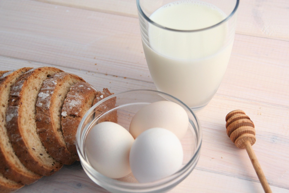 How to Prepare for Ramadan Blog image: Eggs, bread, and a glass of milk placed on a table