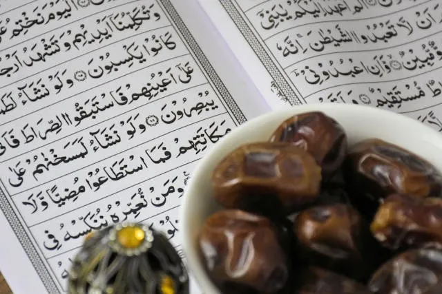 Why is Dhul Hijjah Special? Blog Image: Dates placed beside an opened Qur'an showing fasting in Dhul Hijjah